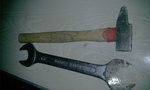 clé plate de 32 épaisseur ramenée à env 8,5 mm pour qu'elle passe derrière le visco et un petit marcel suffisent au démontage du ventilo (attention pas à gauche)