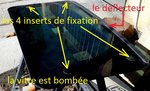 La vitre est de forme bombée.<br />Un déflecteur est collé sur le bord avant. <br />Les têtes arrondies des 4 inserts de fixation débordent à l’extérieur de la surface vitrée.<br />Ils sont collés et parfaitement étanches.