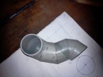 réalisation d'un gabarit en tube PVC Ø 50 pour me faire une idée des courbures. Considérons que le gabarit représente la veine intérieure de la future sortie.
