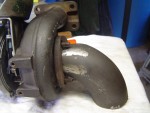Le coude présenté sur la bride sur le turbo