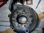 Pour plus de facilité, positionner chaque doigt dans les encoches de l'anneau d'entrainement, puis les galets en soulevant l'anneau sans déboiter les doigts et en alignant les galets avec leurs trous d'axes respectifs...., puis emboiter les axes des galets. Sur ce turbo il m'en manque 1 l'ex proprio l'a perdu et je n'ai pu extraire aucun axe sur l'autre turbo. Mais bon ça devrait suffire au bon positionnement/guidage de l'anneau. en tout cas la GV fonctionne parfaitement