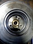 IMG_20160121_202906 (768x1024) (2).jpg (452.95 Kio) Vu 5490 fois palier neuf en place côté turbine froide, l'ajustement est libre dans l'alésage, pas de circlip, l'arrêt axial est réalisé par la butée qui vient se positionner devant fixée par les 3 vis