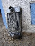 Voilà à quoi ressemble l’intercooler déposé, il ne reste plus qu'a remplir le l'intercooler avec un produit dégraissant de type trychlo ou acétone, secouer dans tous les sens, laisser agir pendant qu'on nettoie les tubulures d'admission, l'intérieur du compartiment moteur, etc. Rincer le dégraissant souillé, remettre une deuxième couche de dégraissant, resecouer, relaisser agir… Le remontage se fait dans la séquence inverse.