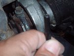 le tuyaux se balade librement dans le compartiment moteur : entre le turbo et le servo frein