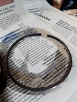 la notice de montage indique que les segments portant l'inscription TOP ont un sens donc ceux qui ont une inscription sans TOP n'ont pas de sens....mais pour faire plaisir à LØLØ on la place vers le haut du piston quand même...gna gna gna...en fait, aucun risque le profil de ce segment est symétrique et parfaitement cylindrique si l'on excepte les lumières de retour d'huile. (je l'ai bien observé à la loupe)