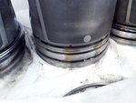 On vérifie que les passages d'huile dans la gorge du racleur sont libres de toute calamine/impureté en mettant un peu d'huile dans le piston (4 trous).