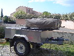 Tente en position bivouac, elle vient sur l'avant pour permettre l'ouverture du capot arrière.