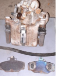 Etrier de frein droit, face externe vue de dessus avec plaquettes.png