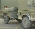 Remorque Sankey derrière un Defender militaire.png