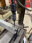 Trouver un profilé en U pour entourer la fixation centrale des strapontins à l'arrière. Celui-ci est en galva,  ça m'arrange bien. Perçage des trous pour passer les boulons de fixation.