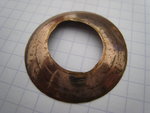 une des rondelles cuivre : très fine !! et le trou au milieu n'a plus la même forme