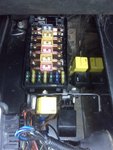 fuse box (et, à l'arrière, arrivée gaine en provenance masse moteur ??)