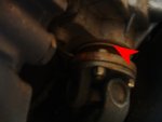 Cet élément métallique le REAR OUTPUT FLANGE MUDSHIELD (pare-boue) FTC 4941 est sorti de son logement et frotte contre la main meneuse à l'avant de la BT