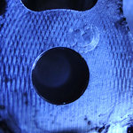 Support d'arbres à cames, trou vis de culasse entre injecteurs 4 et 3.